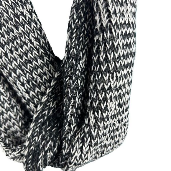 Black and white infinity scarf - Picture 1 of 3
